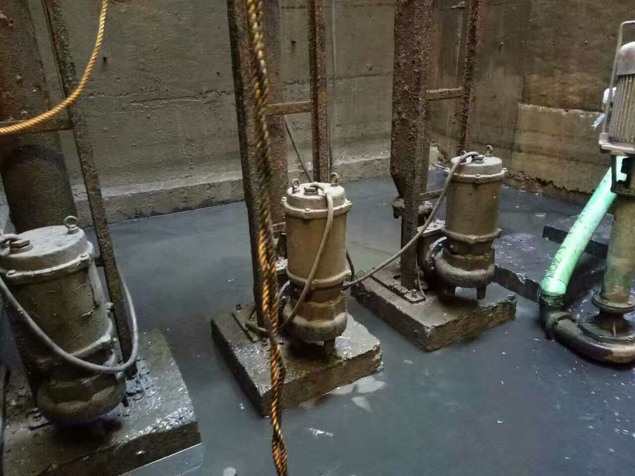 龙山污水池清理