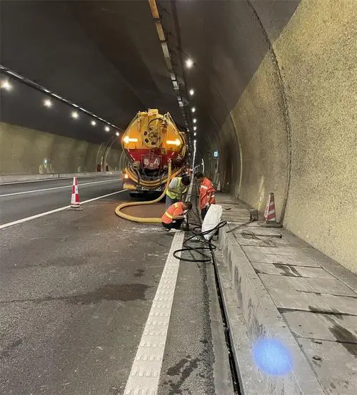 龙山隧道排水渠清淤